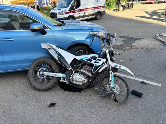 Мотоциклист на полной скорости влетел в кроссовер | Источник: Госавтоинспекция Челябинской области