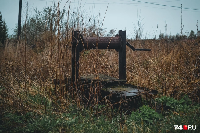 Еще одна интересная деталь — колодцы. Они тут почти у каждого дома | Источник: Виталий Гущинский