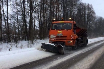 В Костроме и области расчищают дороги после снегопада