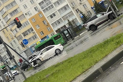 Столкновение иномарок возле образовательного центра в Челябинске