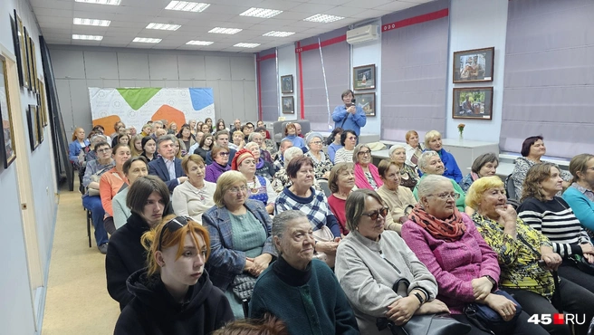 На встречу пришли друзья, одноклассники и поклонники творчества Людмилы Тумановой | Источник: Дарья Никитченко / 45.RU