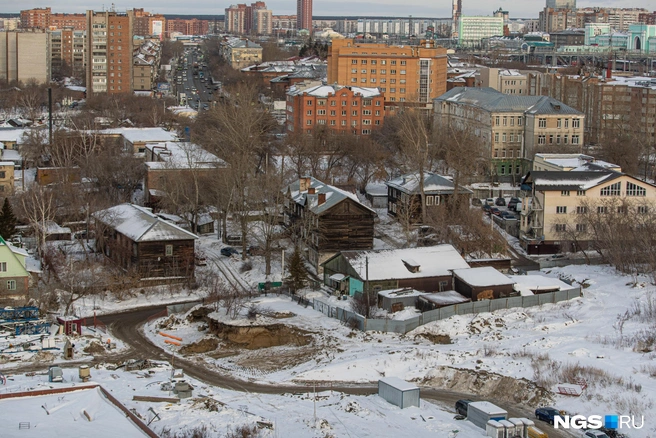 В квартале остается несколько участков, в том числе городских. Когда вся эта территория будет застроена, местной школе (на фото в правом верхнем углу) придется перейти на 11-летку и принять тысячу учеников | Источник: Александр Ощепков