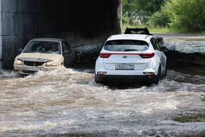 Сброс воды в Челябинске затопил набережную и проезд