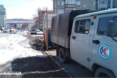 Автолюбители Южно-Сахалинска мешают работе мусоровозов