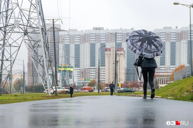 Собираясь на работу, не забудьте взять с собой зонт | Источник: Роман Данилкин / 63.RU