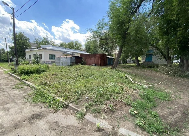 Территория совсем не благоустроена | Источник: avito.ru