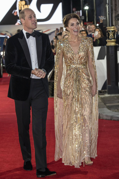 Миддлтон в золотом платье за 300 000 пришла на премьеру нового фильма про Бонда