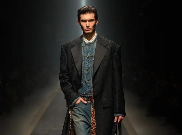 Казахстанец Эрик Ильин — в огненном кастинге Versace