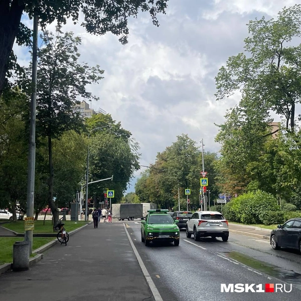 По нешироким улицам ездят машины | Источник: Платон Цимерман / MSK1.RU
