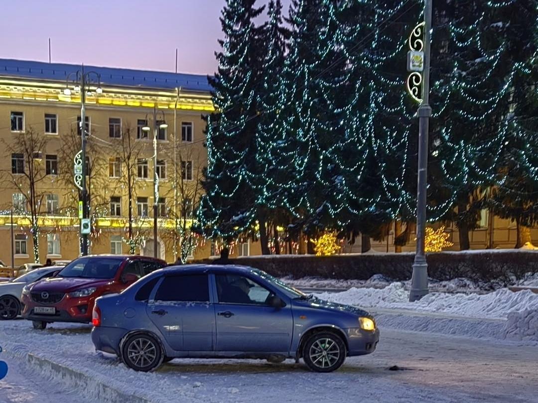 Курганские водители превратили центральную площадь в парковку