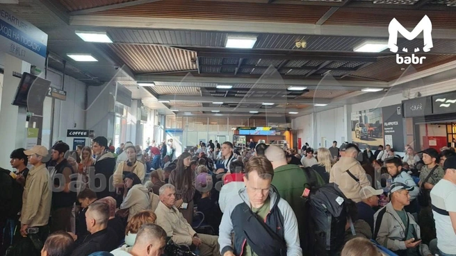 Пассажиры были вынуждены ждать в зале международного терминала | Источник: Babr Mash / T.me