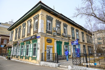 В доме № 104 сейчас расположен барбершоп «Полутовский», ломбард и юридическая компания | Источник: Олег Фёдоров / CHITA.RU