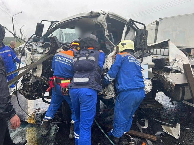 Грузовику разворотило кабину. Три автомобиля не поделили М-10 под Тосно, погиб водитель | Источник: Аварийно-спасательная служба ЛО