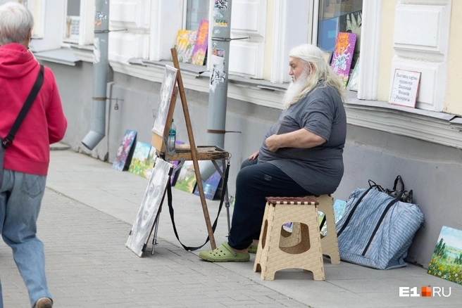 И продает свои пейзажи | Источник: Владислав Лоншаков / E1.RU