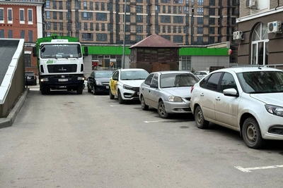 В Волгограде мусоровозы «помечают» машины, мешающие вывозу мусора