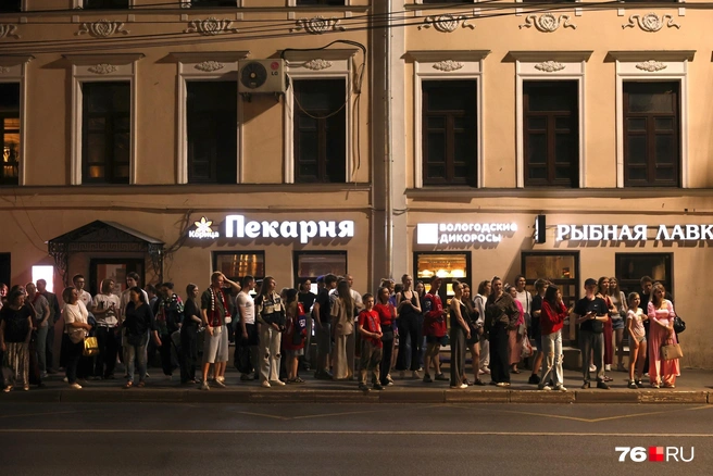 На остановках в центре было многолюдно, хорошо, что автобусы ходят допоздна | Источник: Александр Куренной / 76.RU 