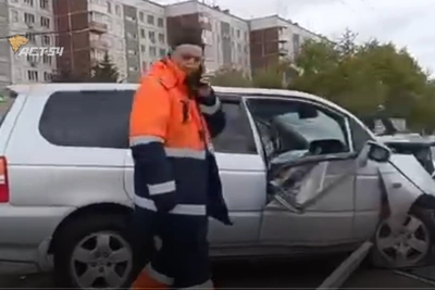Серьёзная авария в Новосибирске: минивэн влетел в столб