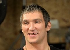 Александр Овечкин избил соперника на льду