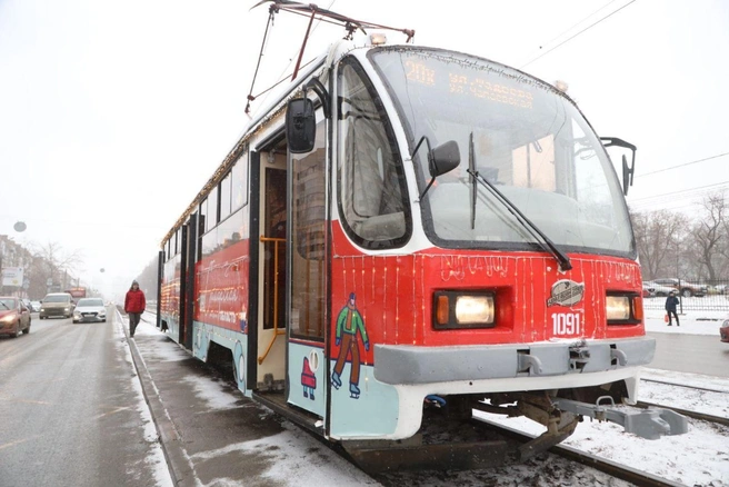Новогодний трамвай курсирует по праздничному центру города | Источник: Роман Данилкин