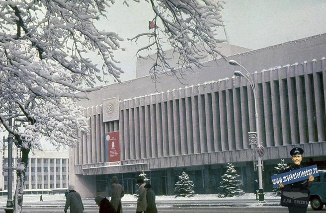 Улица Красная, возле городской администрации. 1976 год  | Источник: myekaterinodar.ru