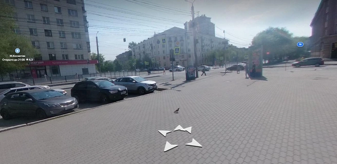 Вот как площадка перед ДК железнодорожников выглядит летом: пешеходная зона отделена бордюрами | Источник: «Яндекс Карты»