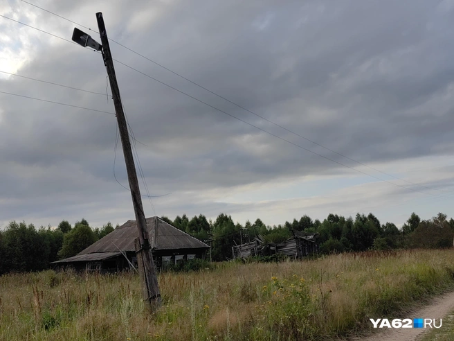 Пока что в этих деревнях еще есть электричество, даже если тут живет по одной семье | Источник: Кристина Мельникова / YA62.RU