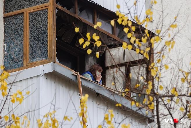 Женщине придется налаживать жизнь в разрушенной квартире | Источник: Алексей Волхонский / V1.RU