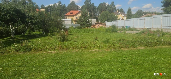 Участок до сих пор пустой, хотя на нем уже больше года как должен быть построен дом | Источник: читательница E1.RU Евгения