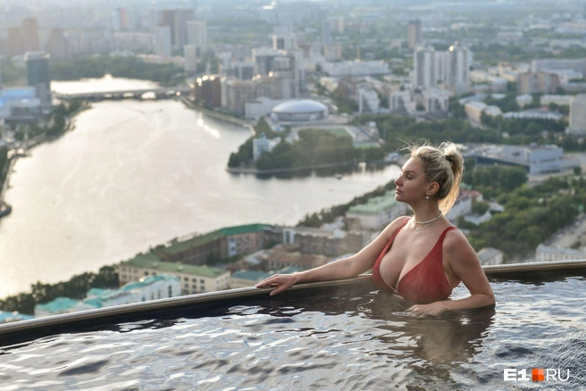 Бассейн в «Высоцком» — одна из главных достопримечательностей Екатеринбурга | Источник: Дмитрий Емельянов / E1.RU