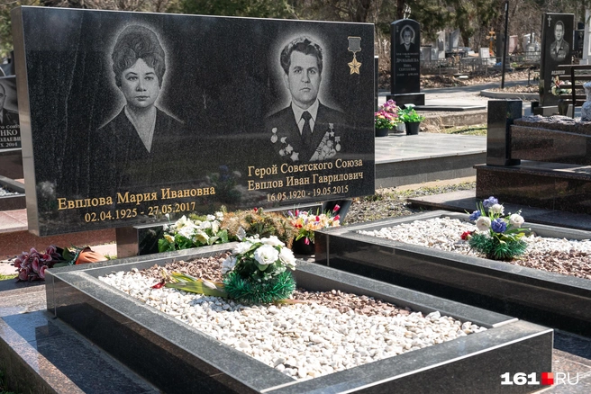 Среди захороненных на Аллее Героев немало уроженцев Украины | Источник: Евгений Вдовин / 161.RU