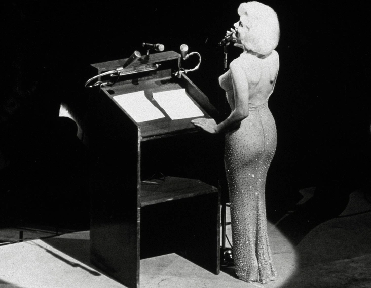 Мэрилин Монро поет Happy Birthday президенту Джону Ф. Кеннеди в Мэдисон-Сквер-Гарден в честь его предстоящего 45-летия, 1962