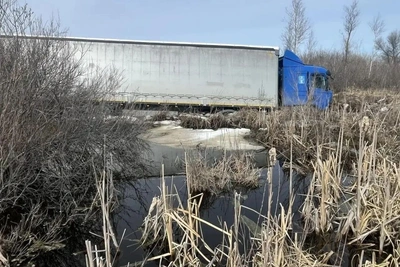 Водитель погиб после съезда фуры в кювет на трассе Иртыш