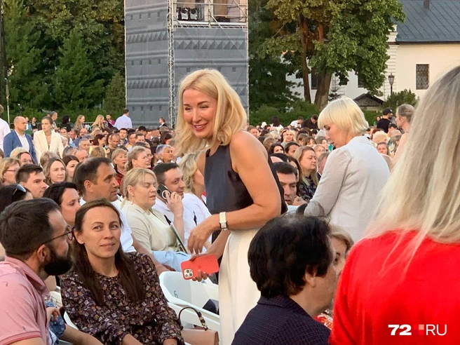 На фестивале «Лето в Тобольском кремле» прекрасно всё: музыка, декорации, артисты и, конечно, его зрительницы | Источник: Полина Перепелица / 72.RU