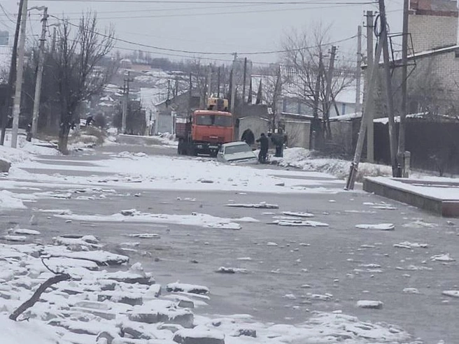 Застрявший в луже автомобиль российского производства. | Источник: читатели V1.RU