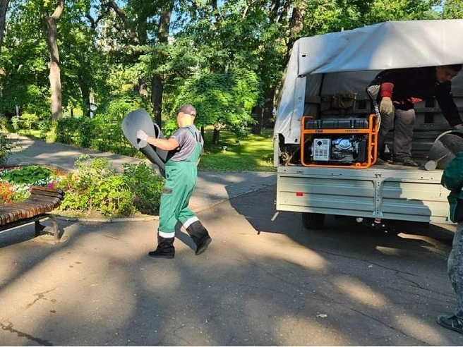 Они ставят новые урны взамен вывезенных прежним арендатором | Источник: МБУ «Садово-парковое» / Telegram