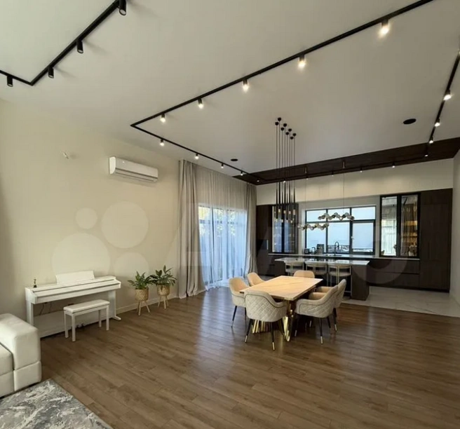 Стол на шесть персон, но в разы больший явно поместится | Источник: сайт объявлений