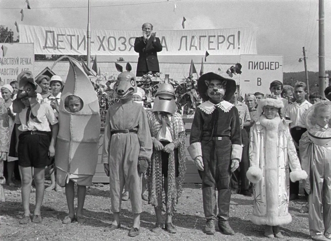 Пройдите наш тест и узнайте, кто вы сегодня — Кот в сапогах, Снегурочка, Космонавт или строгий директор пионерского лагеря Дынин | Источник: кадр из фильма «Добро пожаловать, или Посторонним вход воспрещен» (6+), реж. Элем Климов, «Мосфильм», 1964 год
