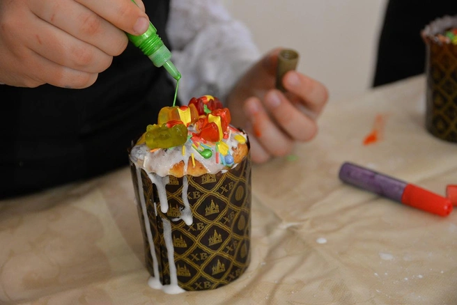 Кондитеры придумывают все новые способы украшения куличей | Источник: Артём Устюжанин / E1.RU