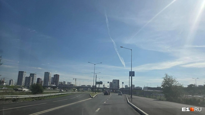 Если ехать со стороны «Меги», можно проехать в направлении центра как прямо, так и через мост, со съездом к «Лемана Про» | Источник: Юлия Забайлович / E1.RU