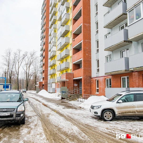 Синие рамки на заднем фоне слева — вертикальная парковка, но ею не пользуются | Источник: Тимофей Калмаков / 59.RU