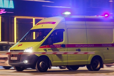 Медики скорой помощи после столкновения с Granta