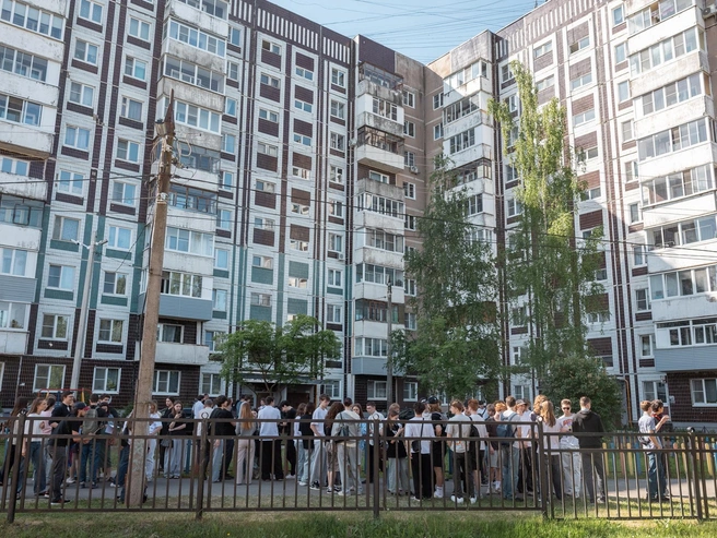 Выпускники собираются перед входом в школу | Источник: Александр Куренной / 76.RU