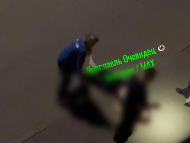 Парень лежал под окнами дома | Источник: Ярославль Очевидец / MAX