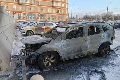 На парковке ЖК в Волгограде сгорел автомобиль после хлопков