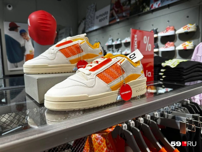 Например, текстильные кеды Adidas модели унисекс стоят 119 00 рублей. Кеды плотные, подойдут и на холодную погоду | Источник: Наталья Пальникова