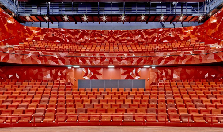 В Роттердаме построили театр с необычными зрительными залами