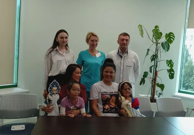 Эн и Деми Нгуен, Кэрол и Луна Феннер, Ольга Филипова и Ярослав Прощенко | Источник: «Доктор Питер»