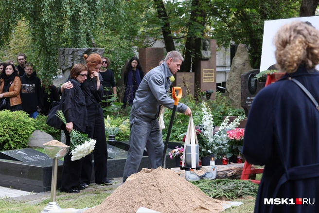 Урну с прахом режиссера опустили в могилу | Источник: Татьяна Спиридонова / MSK1.RU
