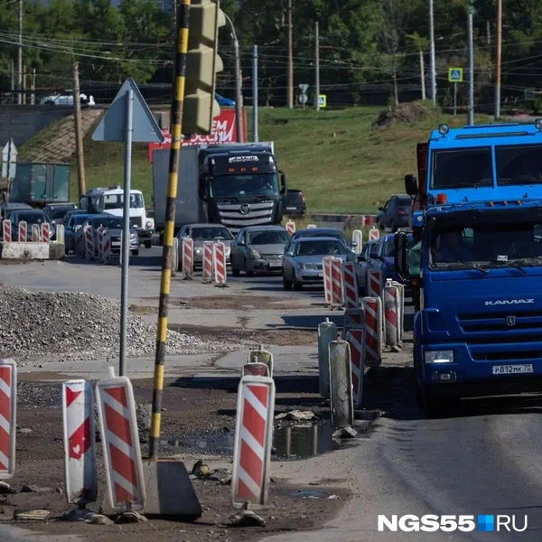 На подходах к мосту омичи стоят в пробках второй год | Источник: Евгений Софийчук / NGS55.RU