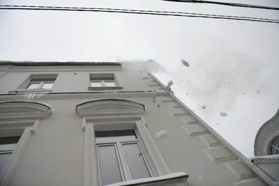 В Уфе снег с крыши ранил двухлетнего ребёнка